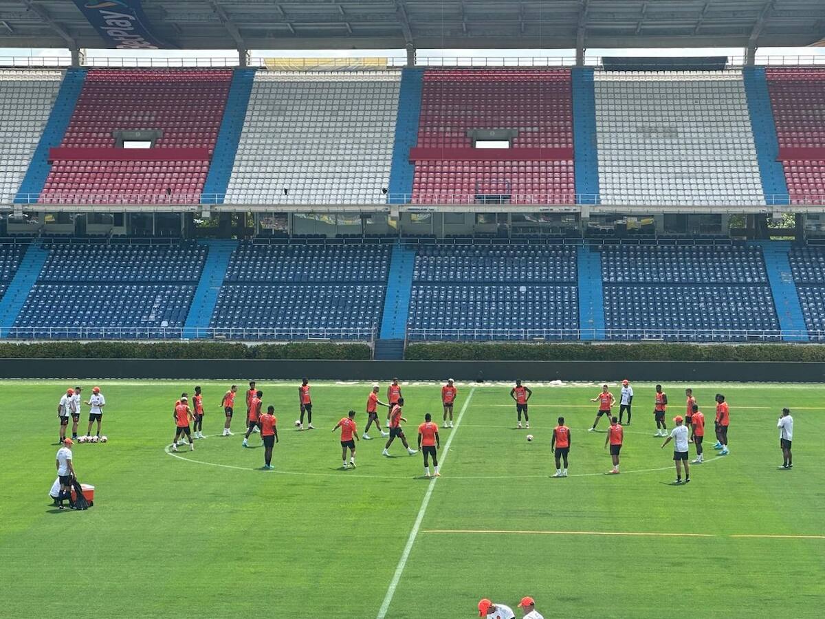 Los jugadores de la Selección Colombia haciendo la rueda del bobito, antes del entrenamiento de este lunes 9 de septiembre en el Estadio Metropolitano Roberto Meléndez.