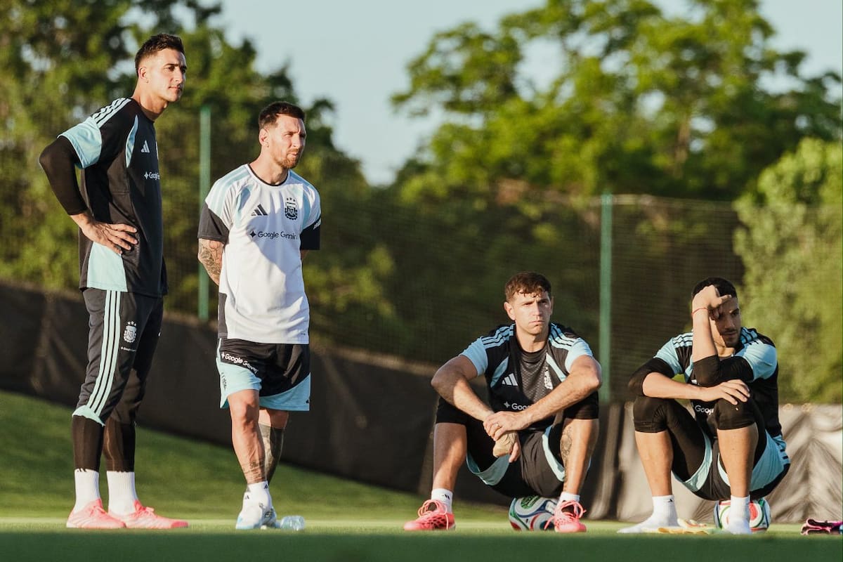 Fotografía cedida por la Asociación del Fútbol Argentino (AFA) que muestra desde la izquierda; Juan Musso, Lionel Messi, Emiliano Martínez y Gerónimo Rulli en el primer entrenamiento de la Selección Argentina en Kansas City (EE.UU.). Foto, EFE: AFA