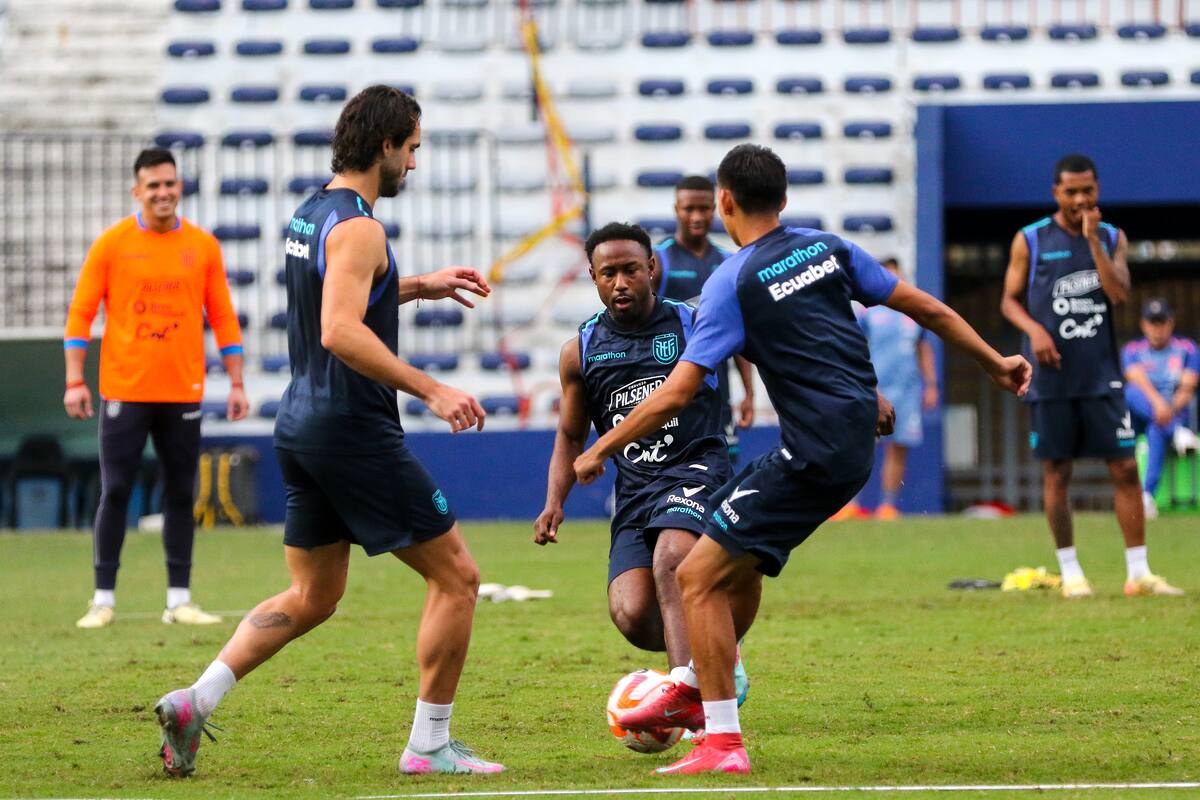 Los jugadores de la selección de fútbol de Ecuador Leonardo Campana (i) y Jhon Yeboah (c) participan en un entrenamiento en el estadio George Capwell en Guayaquil (Ecuador). //EFE