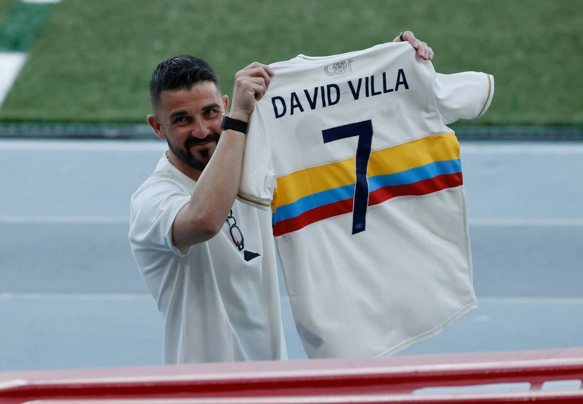 -FOTODELDÍA- AME2322. BARRANQUILLA (COLOMBIA), 24/03/2025.- El exfutbolista español David Villa muestra una camiseta de la selección Colombia con su nombre este lunes, en un entrenamiento del combinado nacional en Barranquilla (Colombia). La selección colombiana entrena por última vez en el estadio Metropolitano de Barranquilla antes del encuentro el martes ante Paraguay por la jornada 14 de las eliminatorias Suramericanas al Mundial de 2026. EFE/ Mauricio Dueñas Castañeda