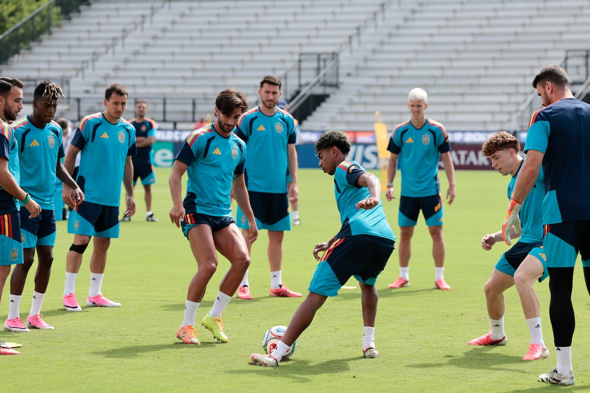 Lamine Yamal (c-d) de España entrena con sus compañeros este domingo en Atlanta (Estados Unidos). //Foto, EFE: Lavandeira Jr