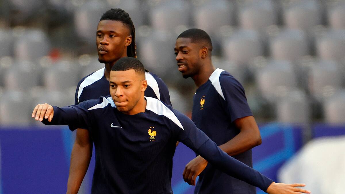 Los jugadores de la selección de Francia Kylian Mbappé (c), Eduardo Camavinga (i), y Ousmane Dembélé (d) durante un entrenamiento. //EFE