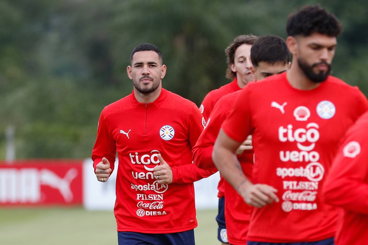 Antonio Sanabria (i) participa en un entrenamiento de la selección paraguaya en el Centro de Alto Rendimiento en Ypané (Paraguay). //EFE