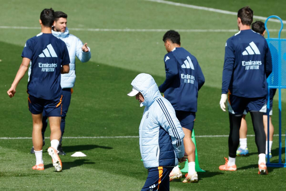 El entrenador del Real Madrid, Carlo Ancelotti (c), dirige un entrenamiento en Valdebebas en la víspera de su partido de LaLiga EA Sports contra el Athletic Club de Bilbao. //EFE