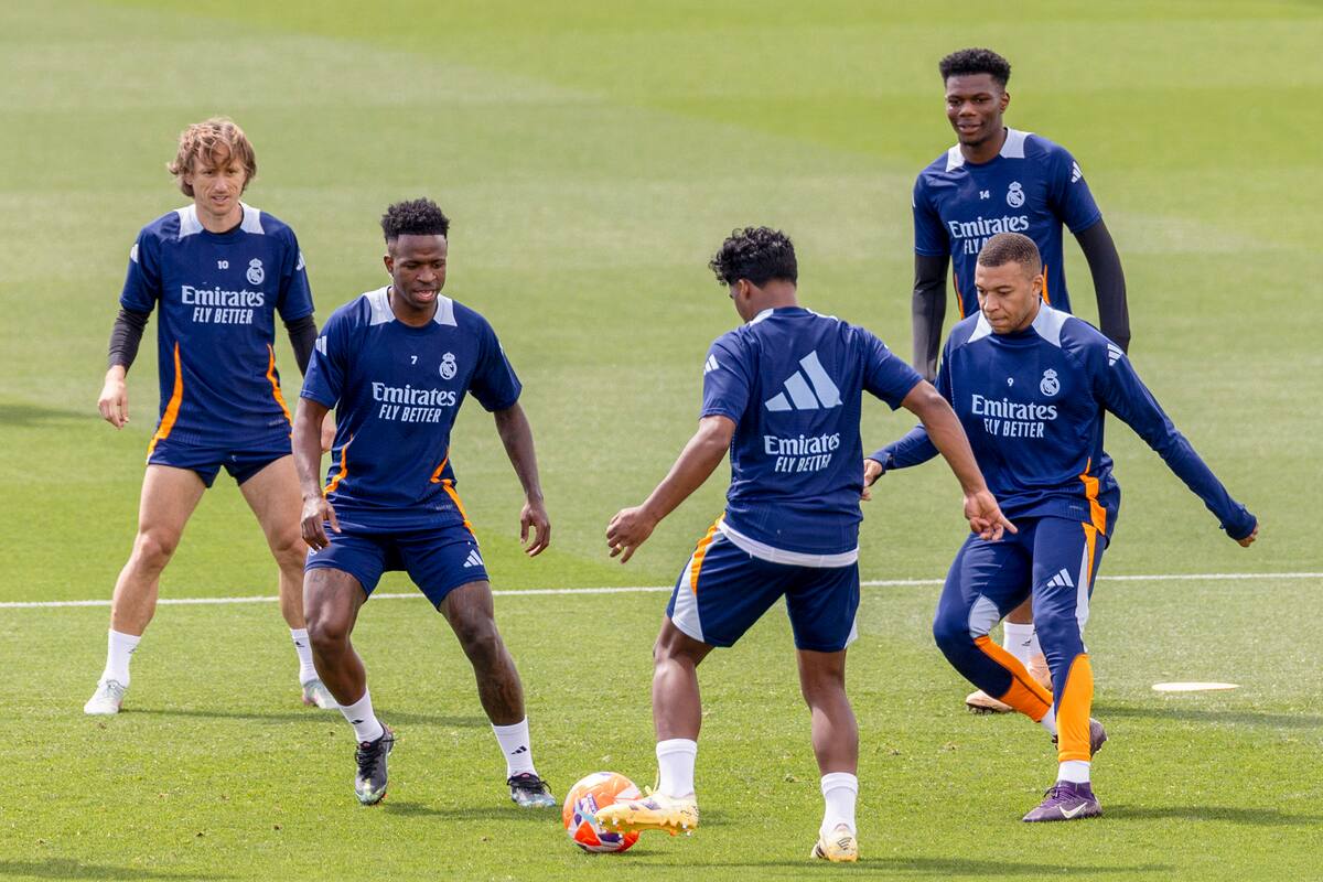 Los jugadores del Real Madrid durante el entrenamiento de este sábado en Valdebebas, preparatorio del clásico que mañana le enfrenta al FC Barcelona. //EFE