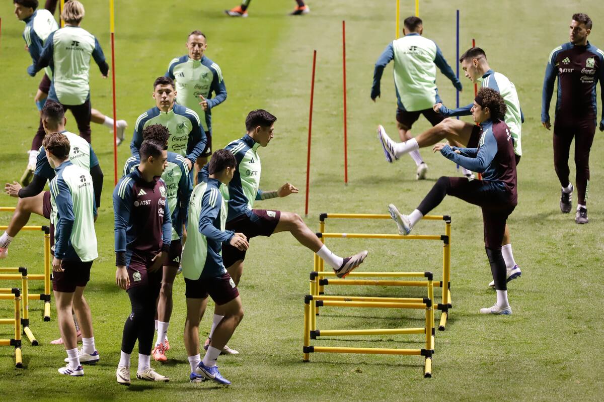 Los jugadores de la selección mexicana durante un entrenamiento en el estadio Cuauhtémoc, en Puebla (México). //Foto, EFE: Hilda Ríos