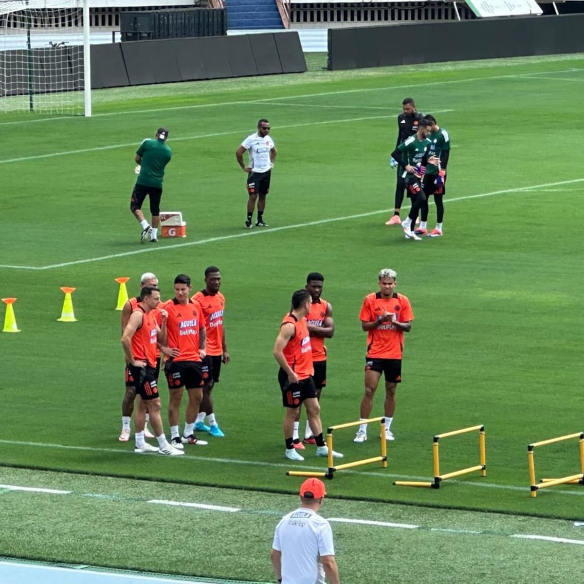 La Selección Colombia asistió este lunes al Estadio Metropolitano Roberto Meléndez, para entrenarse antes del juego ante a Argentina.