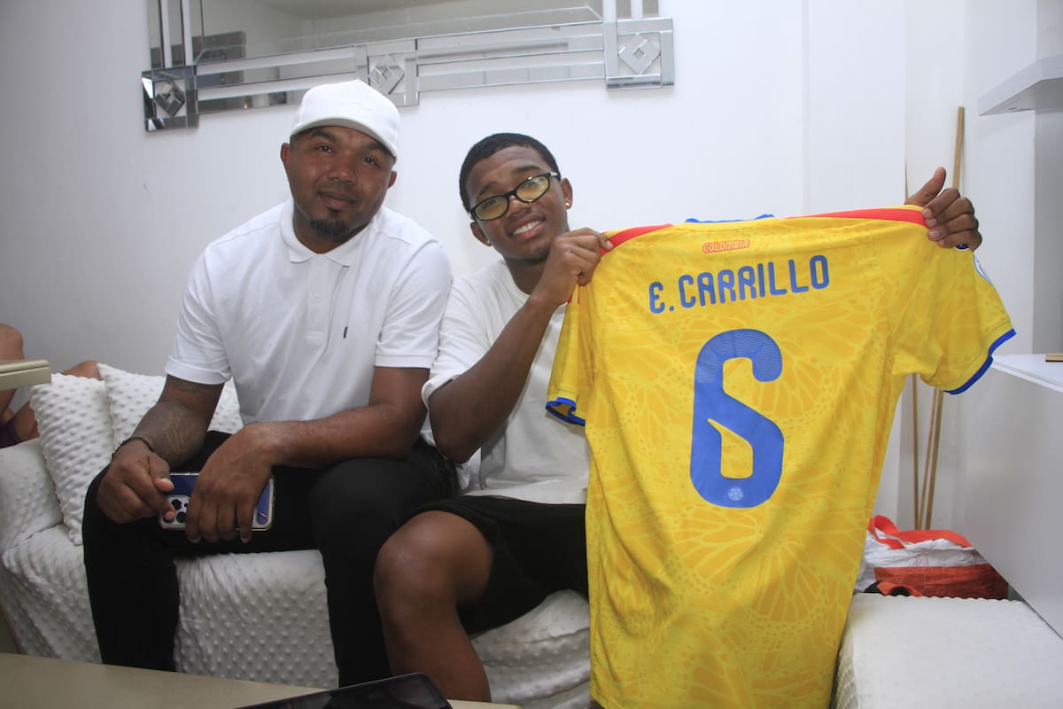 A Eduardo y Eider Carrillo, además de la sangre, les une su amor por el fútbol. //Foto: Julio Castaño Beltrán - El Universal
