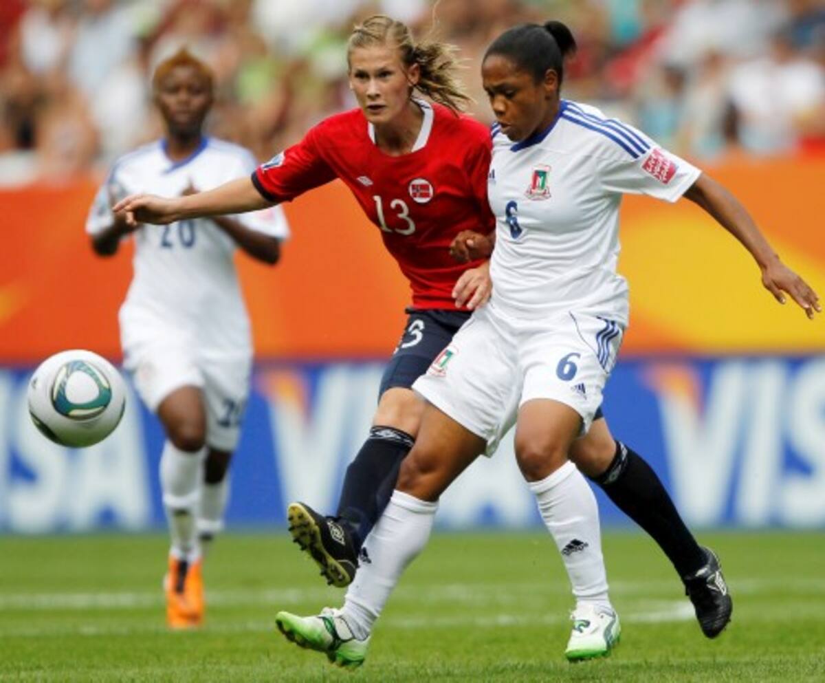 Vania, derecha, de Guinea Ecuatorial, y Madeleime Giske, de Noruega, disputan el balón durante el juego de ayer en el Mundial de Fútbol de Mujeres. AP