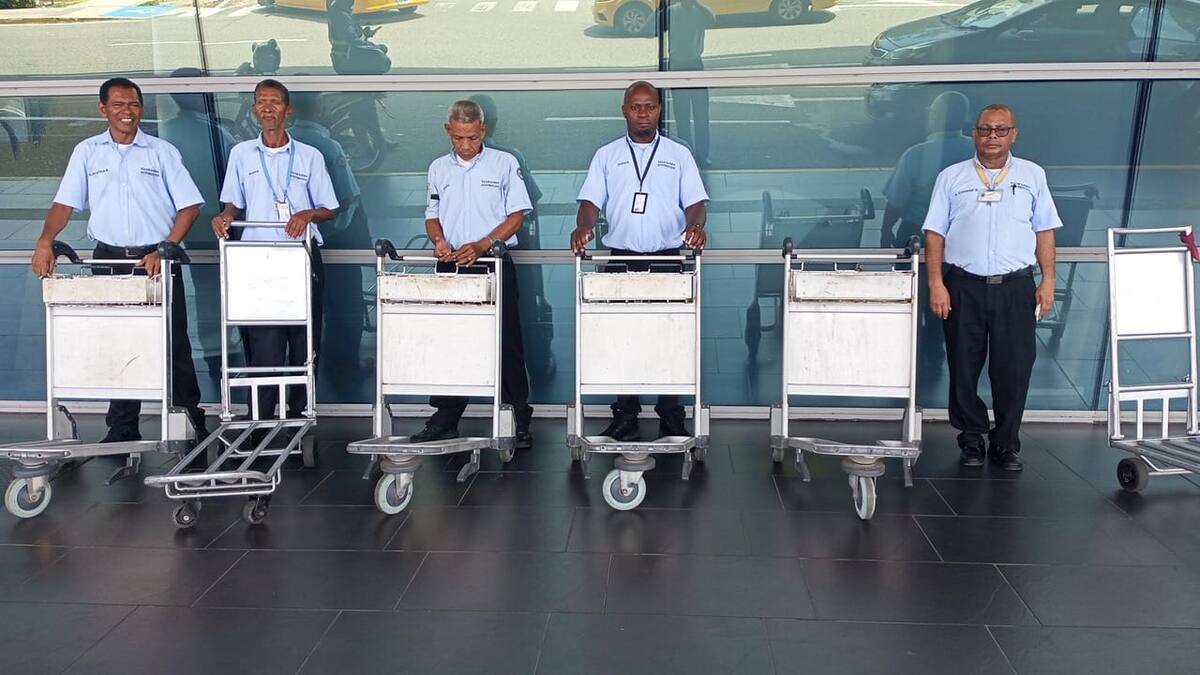 Equipajeros del Aeropuerto Rafael Núñez denuncian que la nueva administración busca desplazarlos. // cortesía