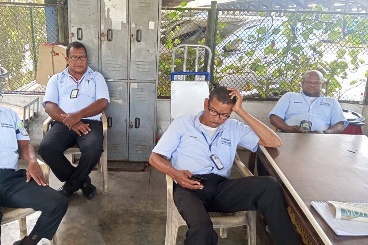 Equipajeros del aeropuerto denuncian restricciones y reemplazo de su servicio