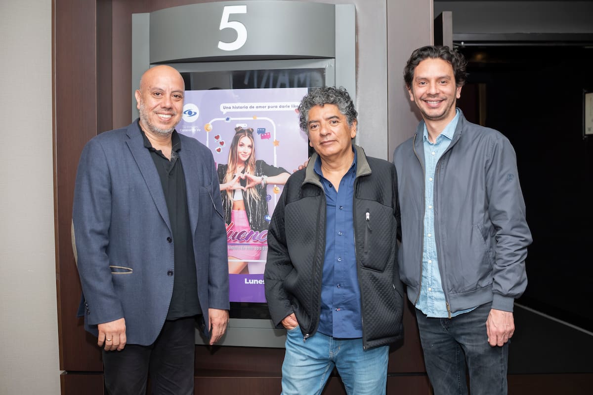Héctor Rodríguez, libretista de La influencer junto a los directores: Andrés Marroquín y Daniel Arenas. // Cortesía de La Influencer