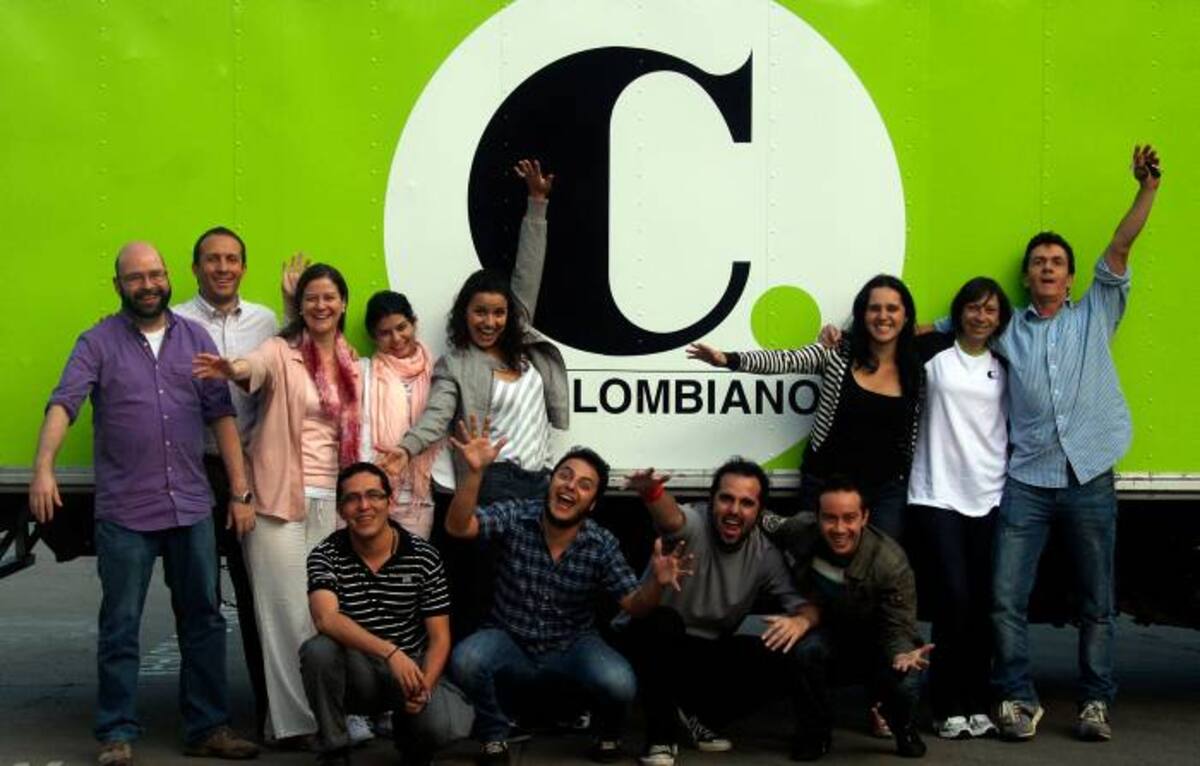 Equipo de periodistas, fotógrafos, diseñadores e ilustradores que hicieron parte del Ecolab que se encargaron del rediseño y del nuevo modelo periodístico de El Colombiano. De izquierda a derecha aparecen (de pie, grupo de la izquierda): Ricardo Ramírez, Juan Felipe Quintero, Paula Montoya, Catalina Montoya y Carol Jaramilo. (De pie, grupo de la derecha) Natalia Pinilla, Martha Ortiz y Donaldo Zuluaga. (Hincados) José Guarnizo, Hernán Darío Franco, Juan Sebastián López y Aldemar Estupiñán. (Colprensa- El Colombiano)