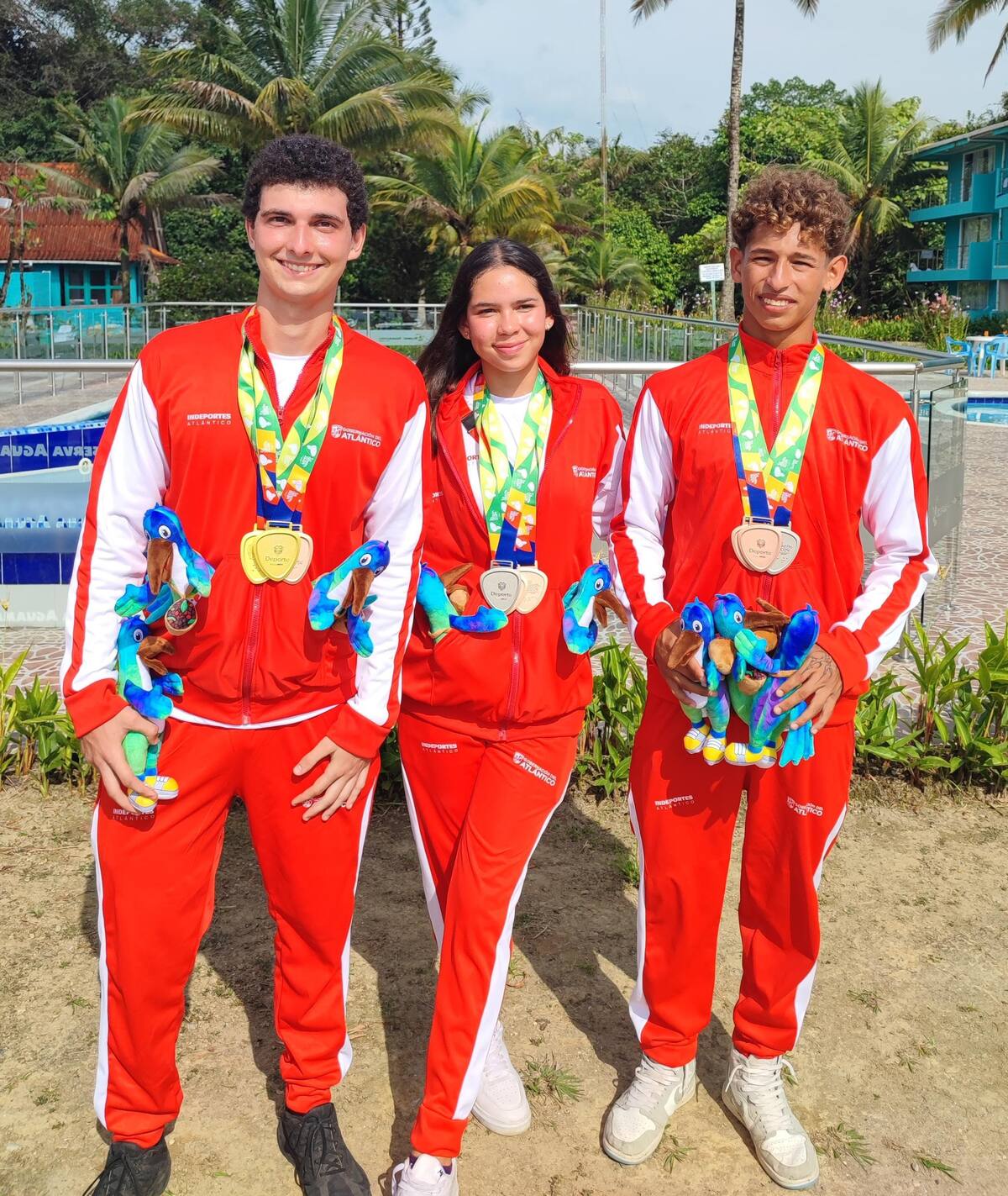 Equipo de relevos del Atlántico en la disciplina del surf: Felipe Marthe, Sofía Pachecho y Juan José Vélez. //Cortesía.