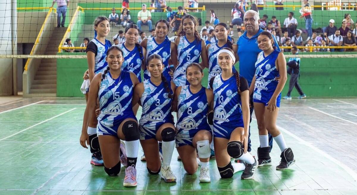 Equipo de voleibol Juvenil del Docente del Caribe que alcanzó el título en los Juegos Intercolegiados.