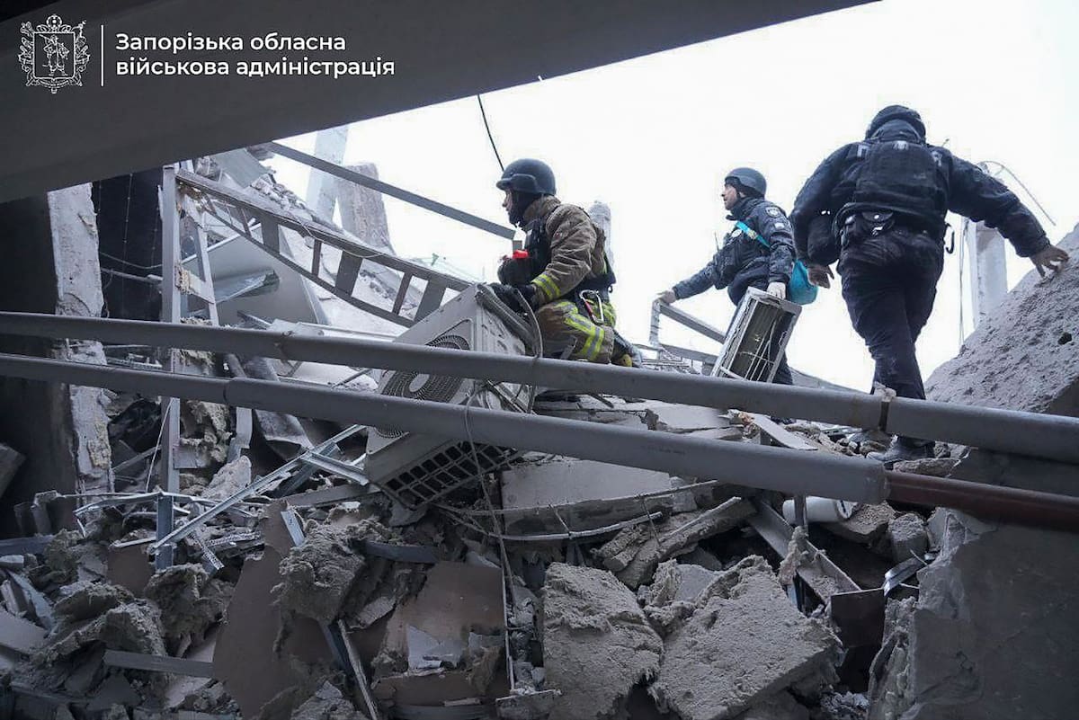 Rescatistas y policías ucranianos trabajan en el lugar del ataque con cohetes en Zaporizhia, Ucrania. //EFE