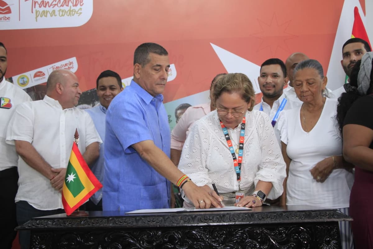 La gerente de Transcaribe, Ercilia Barrios, también firmó el Acuerdo Distrital. // Julio Castaño - El Universal