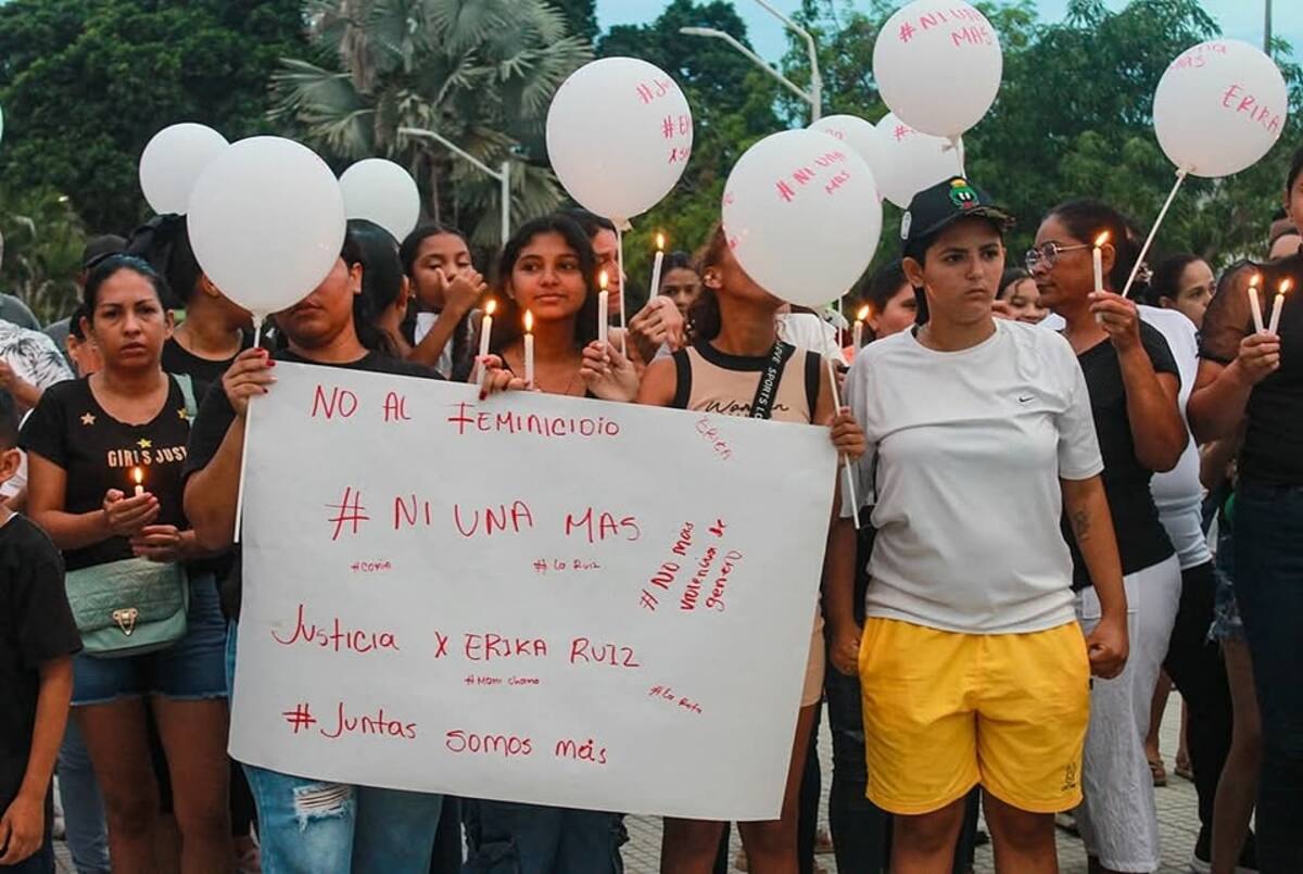 En un emotivo acto de memoria y solidaridad, la comunidad de El Carmen de Bolívar se reunió para rendir homenaje a Erika Ruiz. Familiares, amigos, vecinos y miembros de la Policía Nacional se congregaron para honrar su vida con una velatón cargada de sentimiento y unidad.