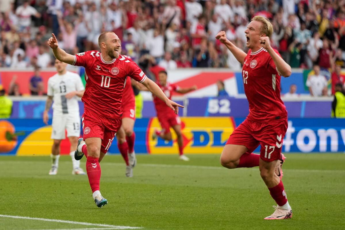 Christian Eriksen (izquierda) festeja tras marcar el gol de Dinamarca en el empate 1-1 contra Eslovenia en la Eurocopa, el domingo 16 de junio de 2024, en Stuttgart. //AP