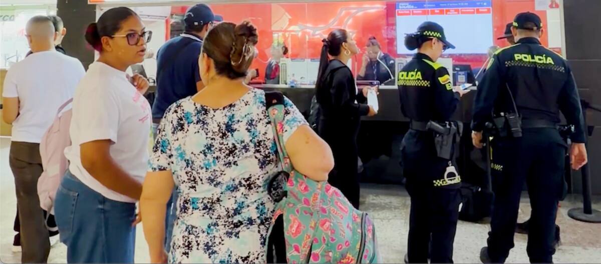 Controles con la Policía Nacional refuerzan la seguridad y la protección de menores de edad en la Termina del Transporte de Barranquilla.//Cortesía Alcaldía de Barranquilla.