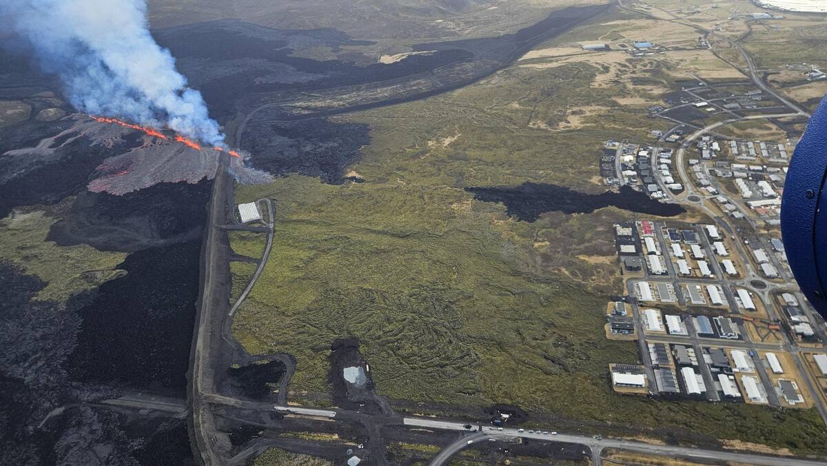 Las autoridades islandesas comenzaron este martes a evacuar a los habitantes de la población de Grindavík y sus alrededores debido a una nueva erupción volcánica, la octava en esa zona del suroeste de la isla en el último año y medio. //EFE