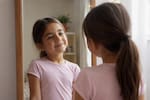 Niñas que se aman a sí mismas: el legado más importante de los padres
