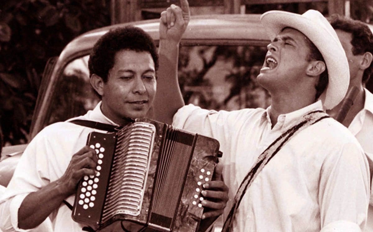 Egidio Cuadrado junto a Carlos Vives en las grabaciones de ‘Escalona’. //Foto: Tomada de Internet.