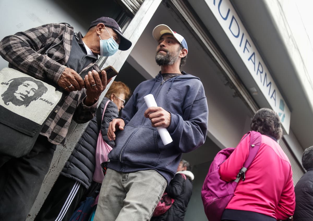 Pacientes hacen largas filas en los dispensarios ante la escasez y demoras en la entrega de medicamentos esenciales en Audifarma. // Foto: Colprensa - Catalina Olaya.