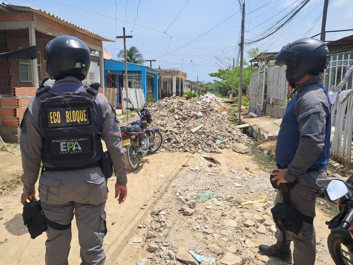 Escombros dejados en las calles del barrio Olaya, en Cartagena. // Foto: cortesía Guardia Ambiental Colombiana