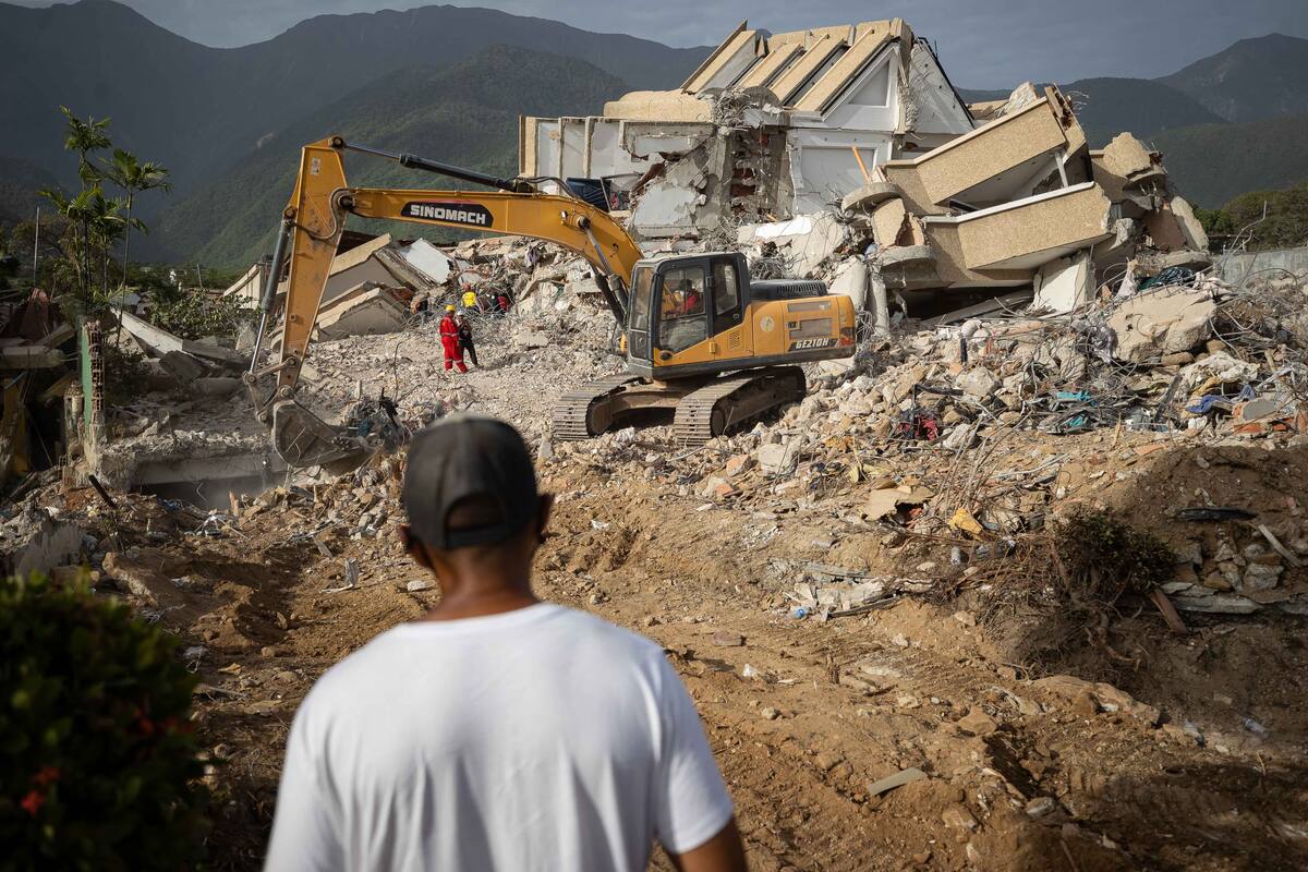 Escombros tas terremotos en Venezuela. // Foto: EFE/ Ronald Peña R