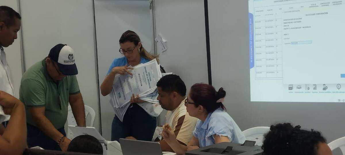 Escrutinios en el Coliseo de Combates de Cartagena tras las votaciones de Senado, Cámara y consultas interpartidistas 2026. // Foto: Óscar Díaz - El Universal