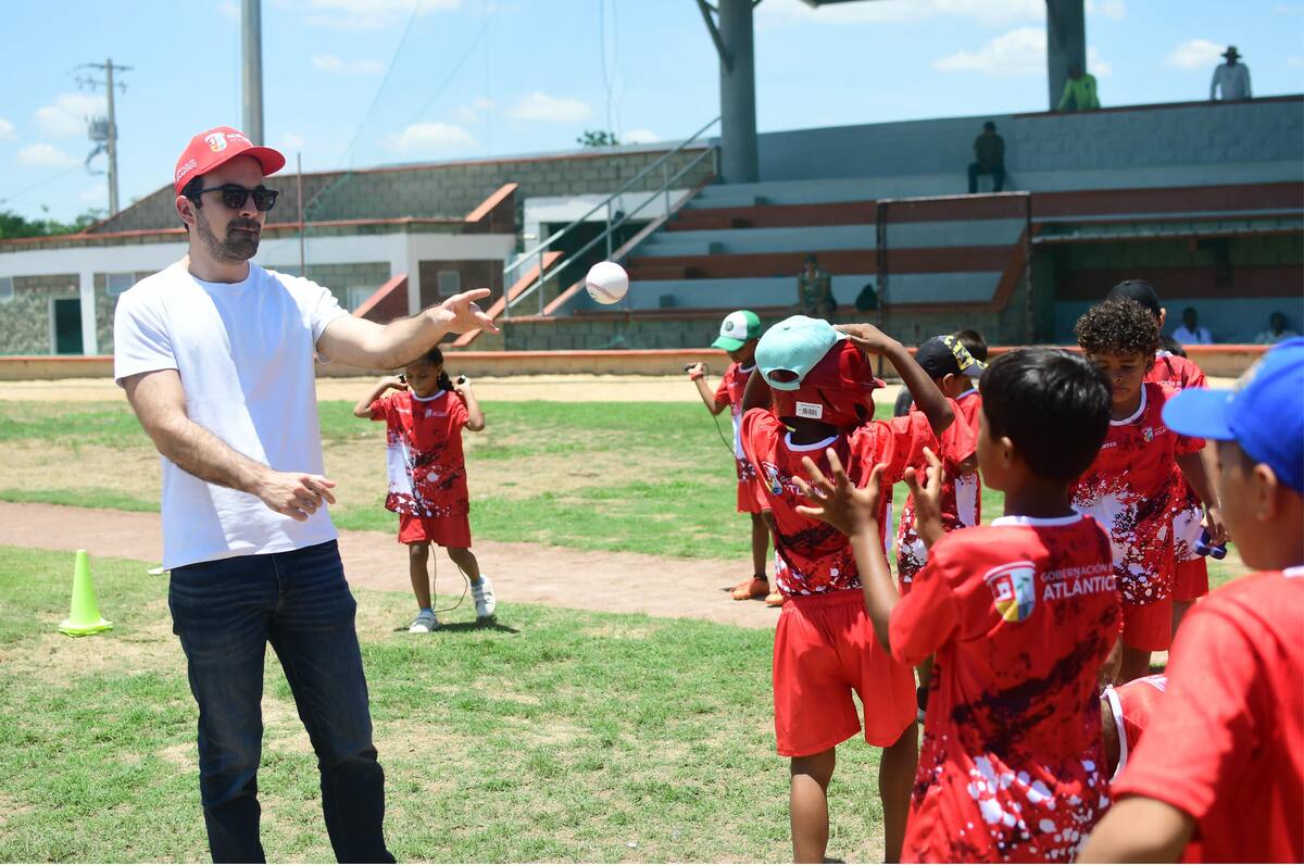 Iván Urquijo, director de Indeportes, estuvo presente en la inauguración de la Escuela de Formación de Béisbol del sur del Atlántico.//Cortesía.