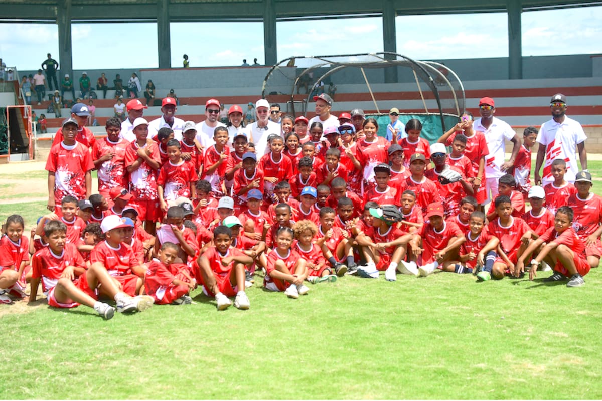 Con 80 niños y niñas se inauguró escuela de formación de béisbol