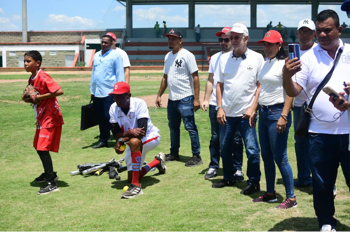 El gobernador Eduardo Verano y la alcaldesa de Manatí, Yeneris Acuña, estuvieron presentes en la inauguración de la Escuela de Formación de Béisbol del sur del Atlántico.//Cortesía.