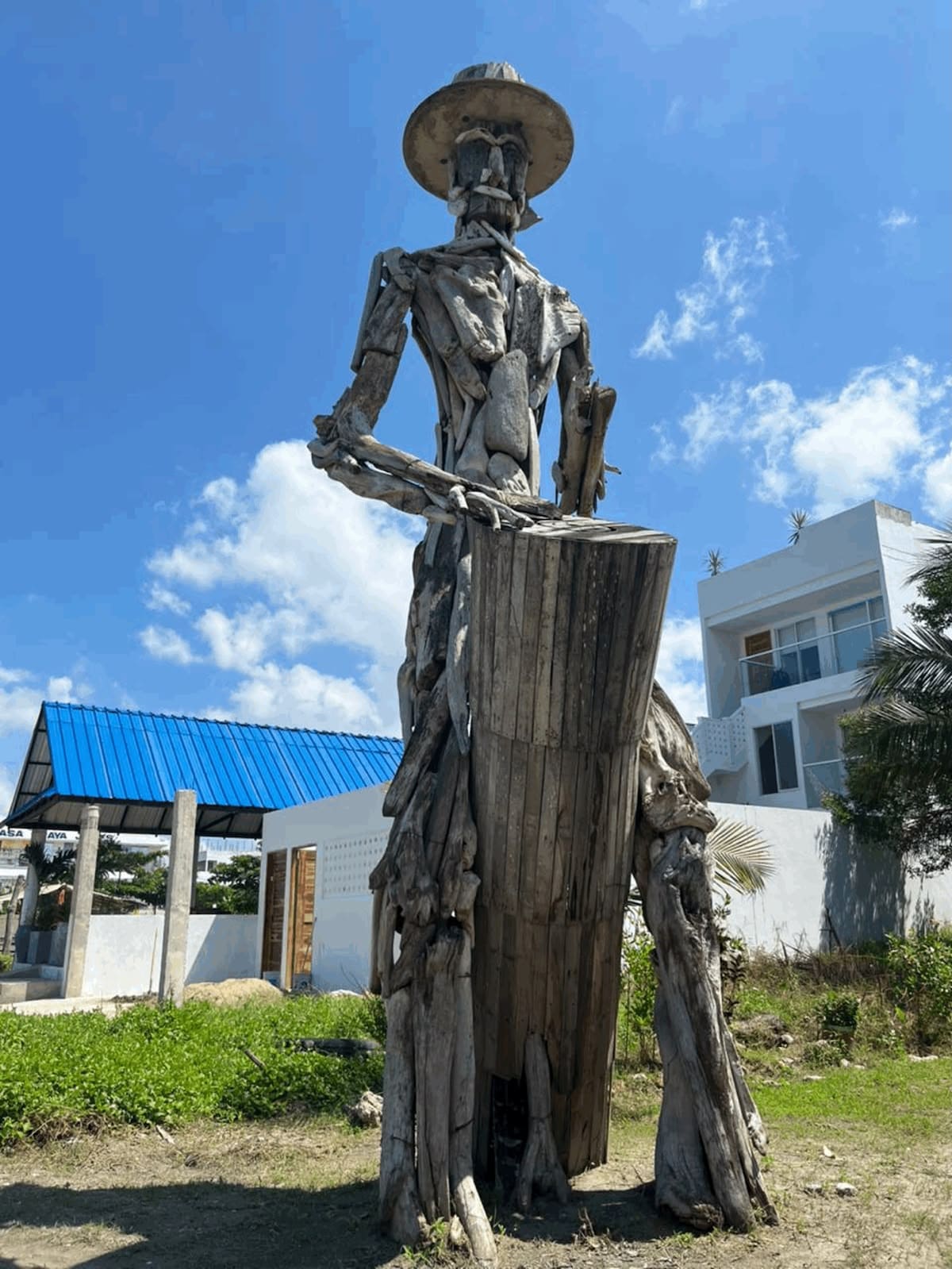 En la orilla de las playas de La Boquilla se encuentra la Escuela de Tambores, un lugar donde la música se mezcla con las voces y el ruido de los niños que se reúnen allí.// Foto tomada : Paula Guerrero