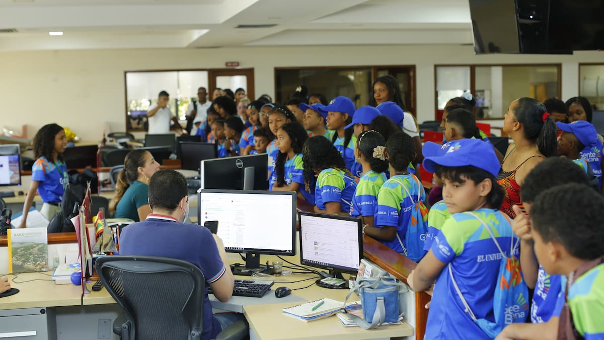 Visita de los beneficiarios de la Escuela del Ahorro a la redacción de El Universal // Luis Herrán.