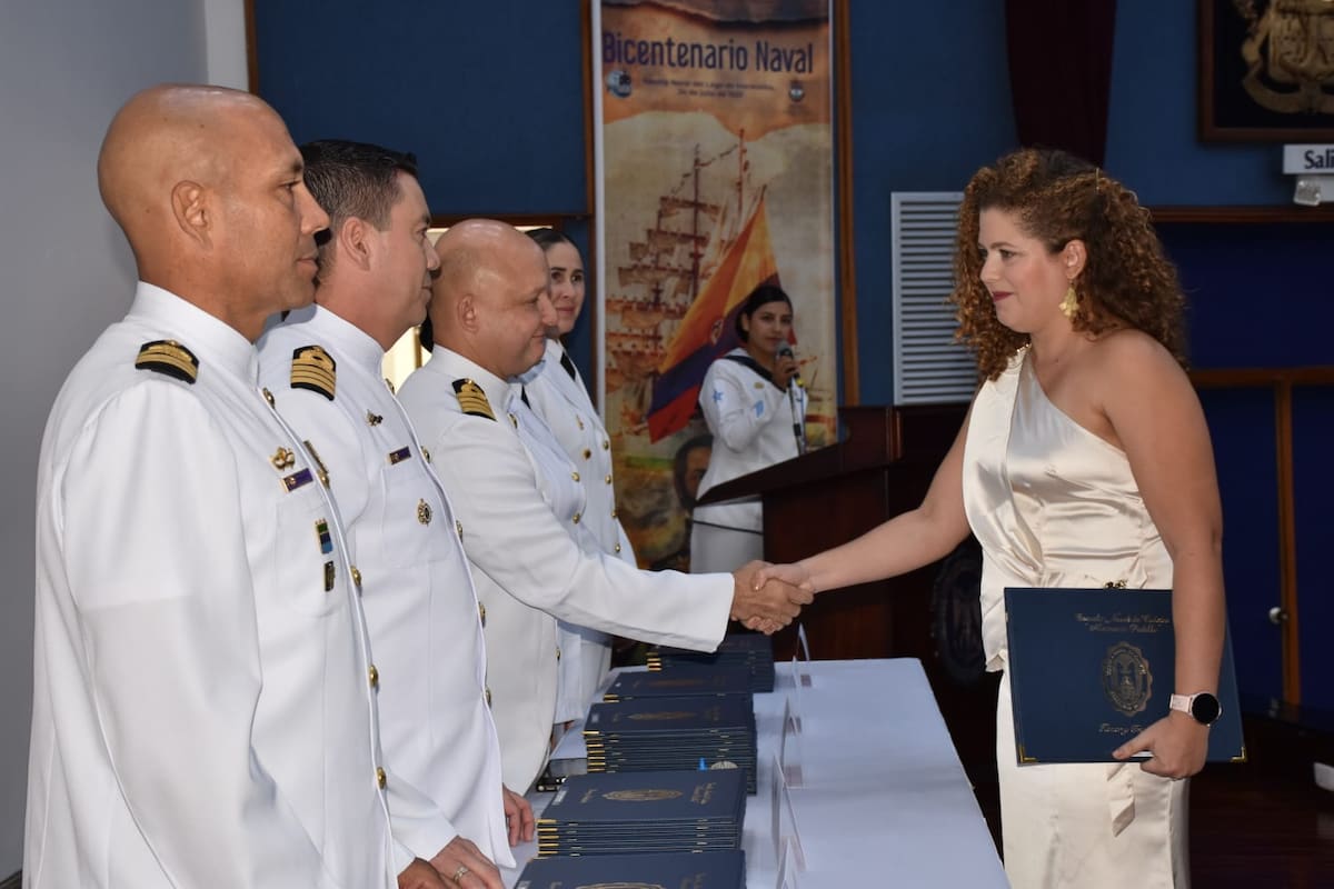 La doctora se convirtió en la primera mujer en obtener el título de doctora en Ciencias del Mar y la segunda egresada de este programa en la Institución. // Foto: Cortesía - Escuela Naval de Cadetes.