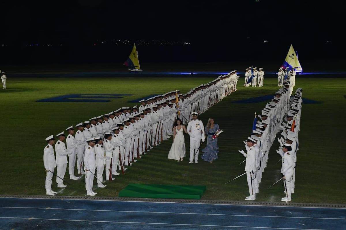 El contralmirante Juan Pablo Pinilla Acosta asumió el cargo como nuevo director de la ENAP, recibiendo el mando de manos del contralmirante John Henry Ruiz Murcia. // Foto: Cortesía - Escuela Naval de Cadetes “Almirante Padilla” (ENAP).