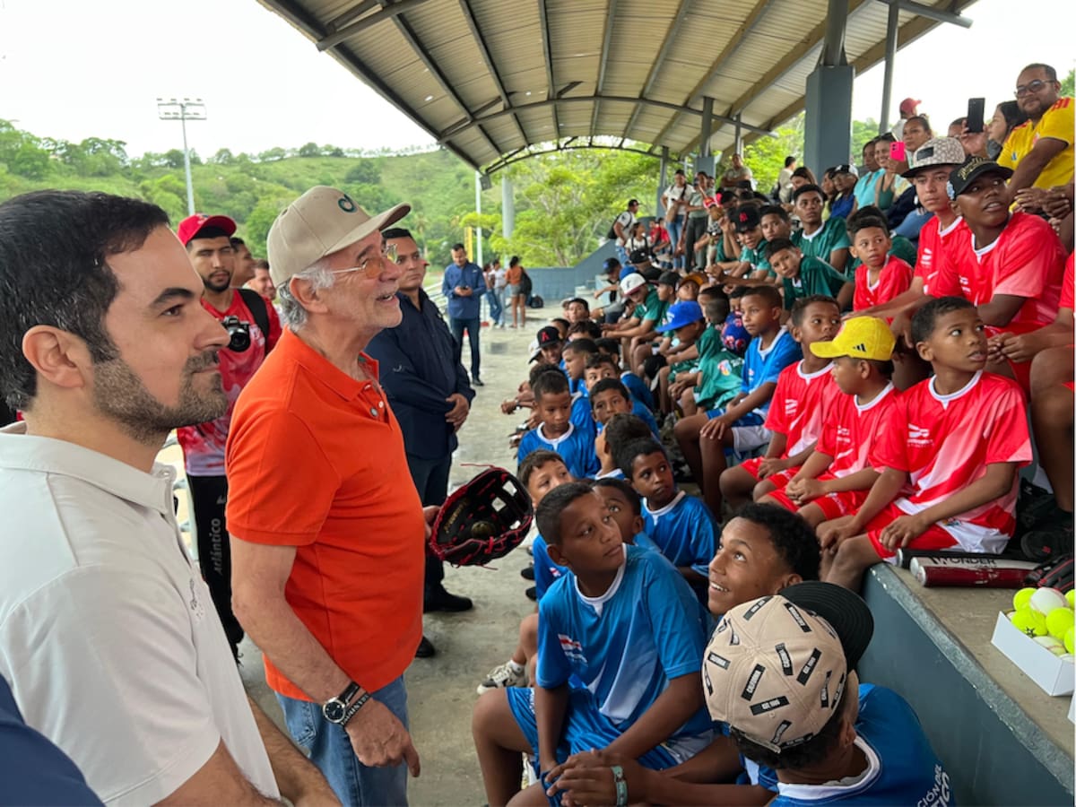 El director de Indeportes, Iván Urquijo, y el gobernador, Eduardo Verano, estuvieron presentes en la inauguración de las escuelas de béisbol en el sur de Atlántico.//Cortesía DCGDA.