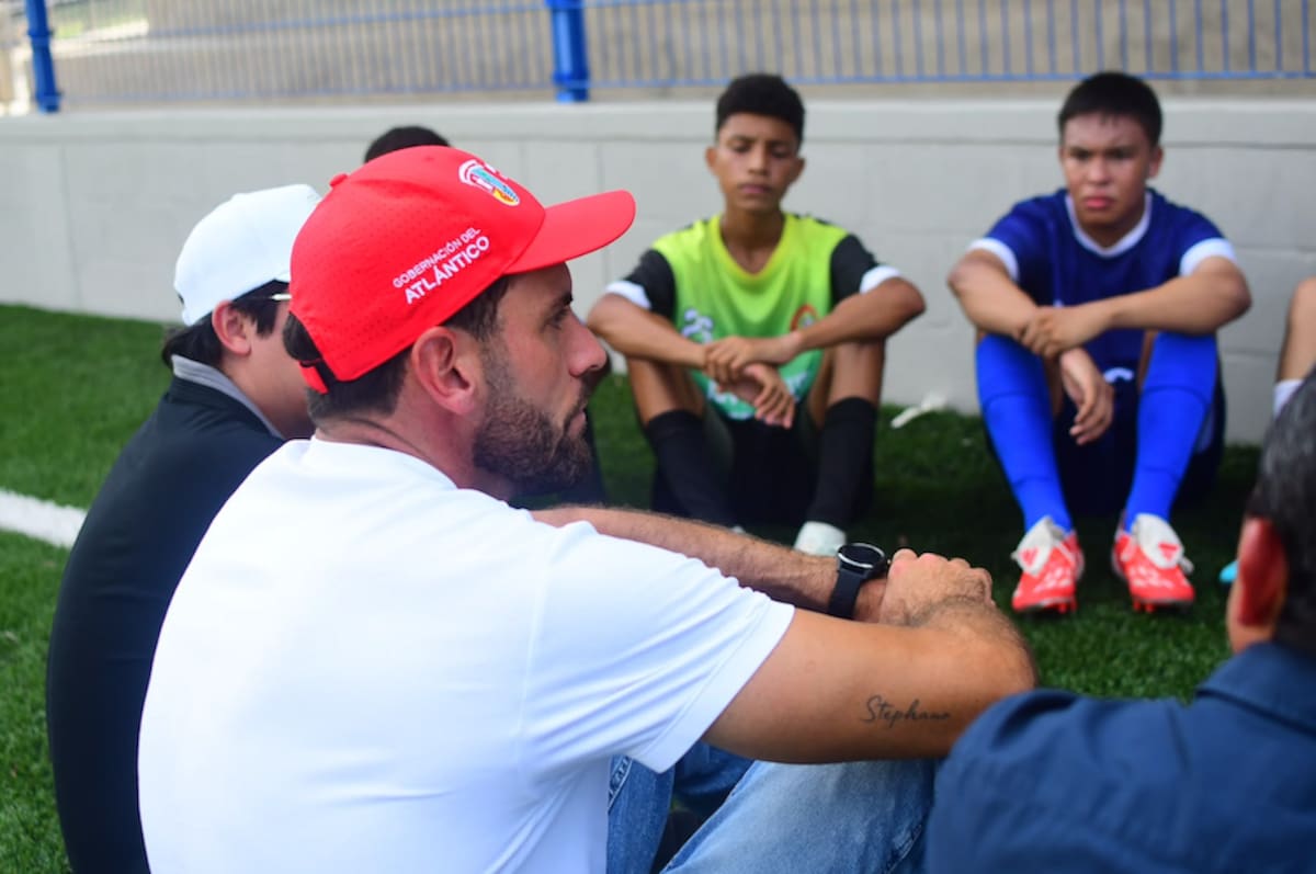 Las escuelas funcionarán del 1 de octubre al 18 de diciembre, con 13 entrenadores, acompañamiento metodológico y social, seguimiento permanente, uniformes y dotación deportiva. En fútbol estará Sebastián Viera.// Cortesía DPGDA