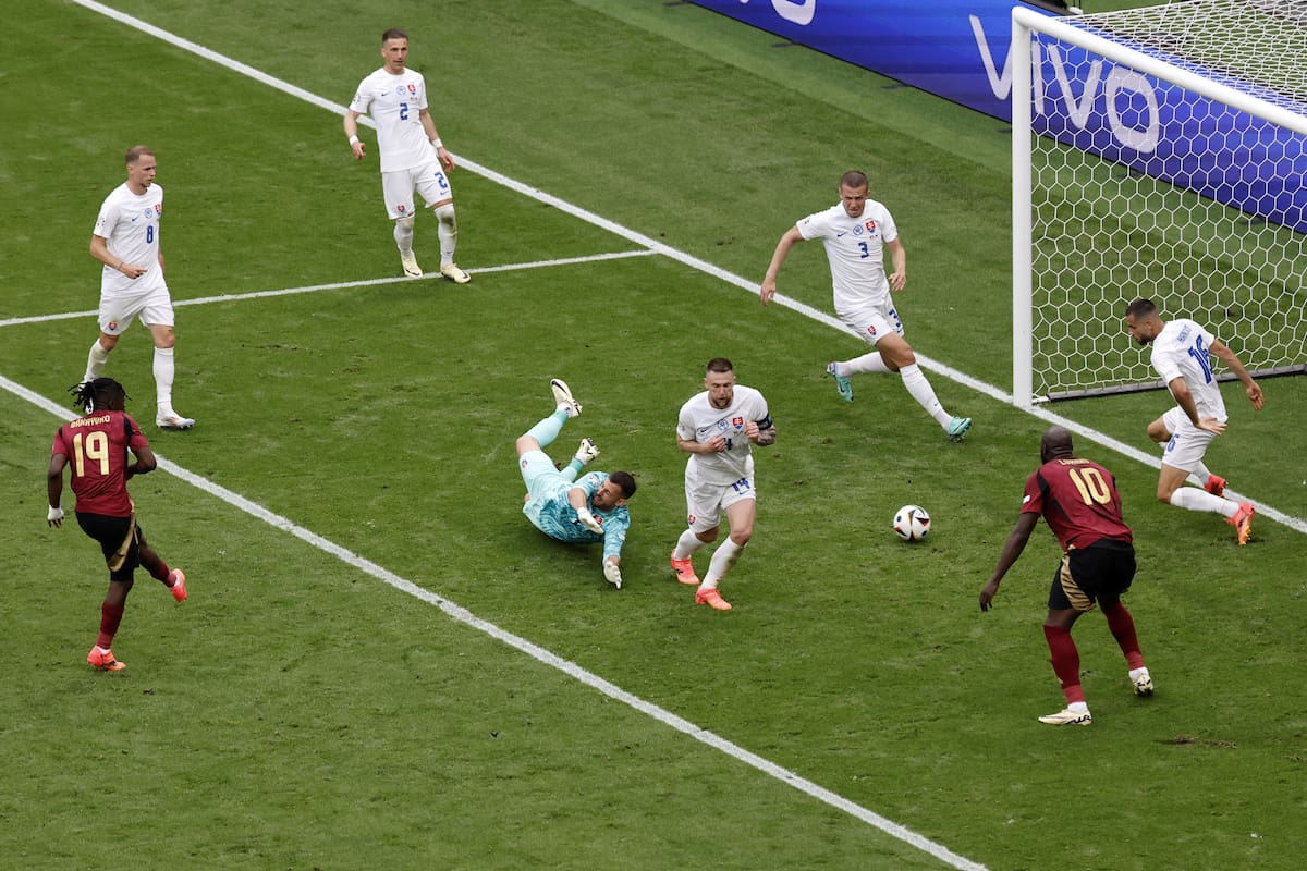 Johan Bakayoko de Bélgica (i) en acción durante el partido del grupo E de la UEFA EURO 2024 entre Bélgica y Eslovaquia, en Frankfurt Main, Alemania. //EFE