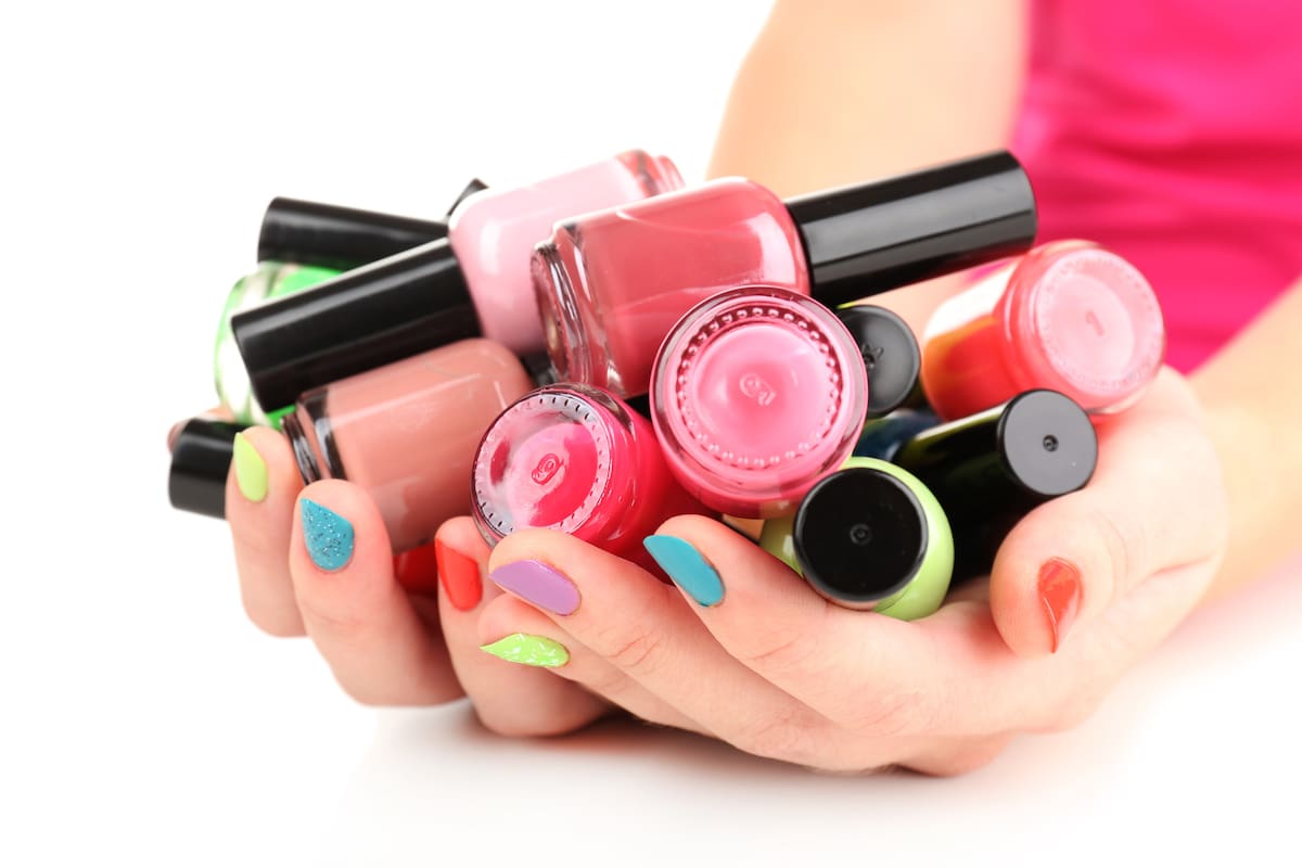 Prohíben la venta de 136 esmaltes semipermanentes en Colombia: serían cancerígenos