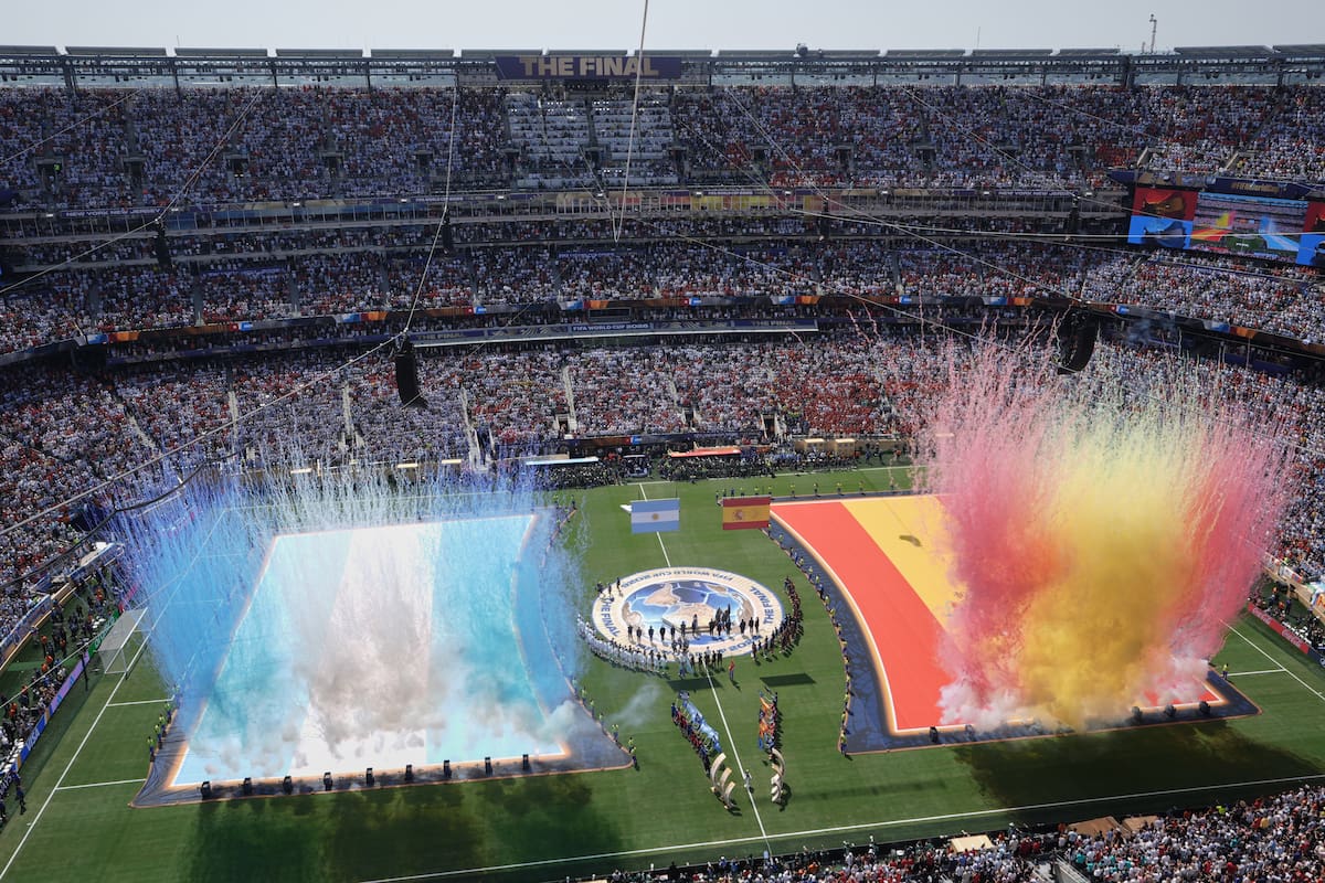 Se lanzan fuegos artificiales antes de la final de la Copa del Mundo de fútbol entre España y Argentina en East Rutherford, Nueva Jersey, cerca de Nueva York. //Foto, AP: Matt Rourke