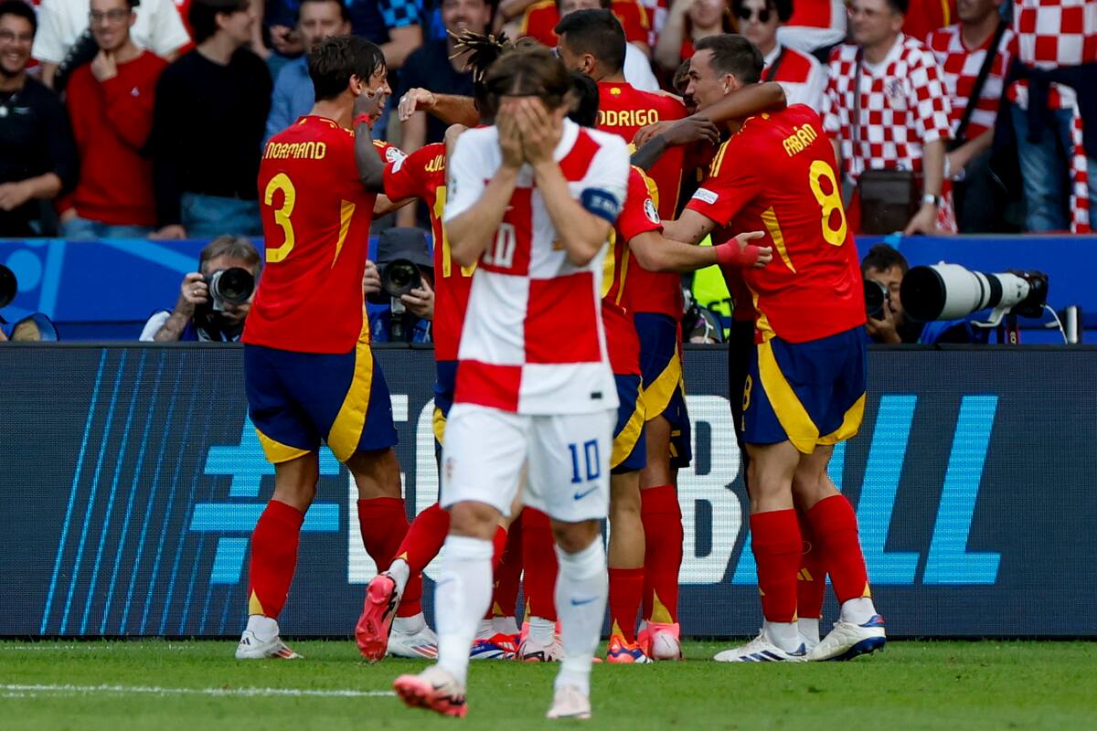 Los jugadores de la selección española celebran el 3-0 durante el partido del grupo B de la Eurocopa 2024 entre España y Croacia, en el Estadio Olímpico de Berlín, Alemania. //EFE