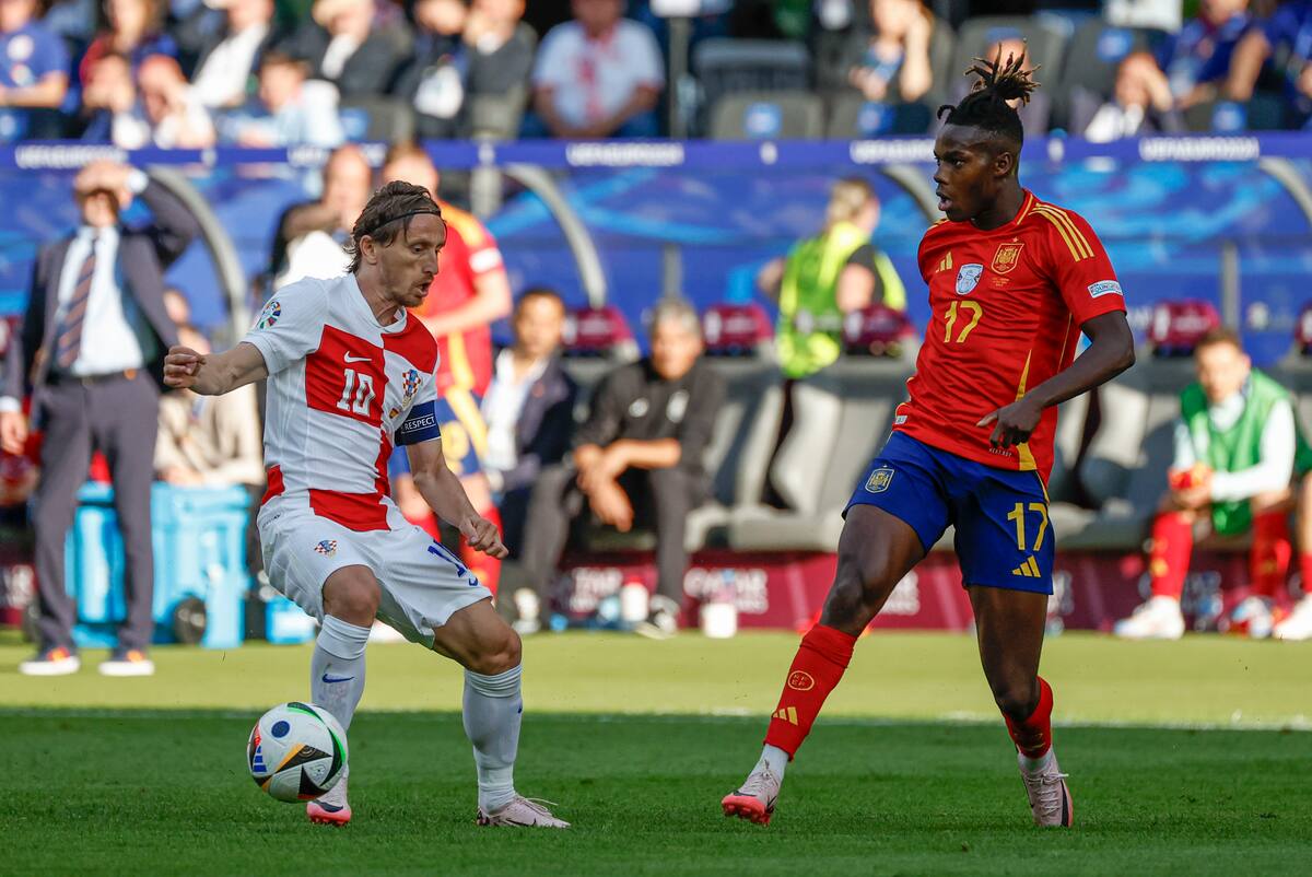 El delantero de la selección española Nico Williams (d) disputa el balón ante Luka Modric (i), centrocampista de la selección croata, durante el partido del grupo B de la Eurocopa 2024 entre España y Croacia, este sábado en el Estadio Olímpico de Berlín, Alemania. //EFE
