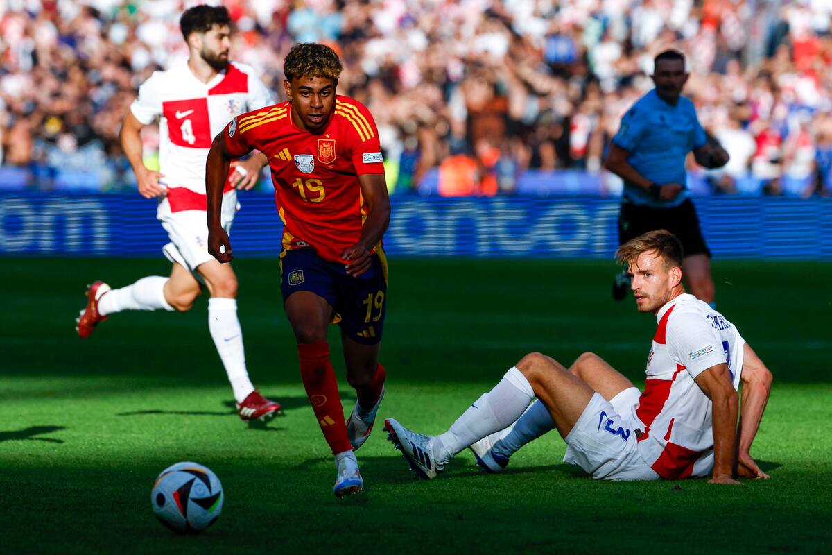 El delantero de la selección española Lamine Yamal (i) conduce el balón ante Marin Pongracic (d), defensa de la selección croata, durante el partido del grupo B de la Eurocopa 2024 entre España y Croacia, este sábado en el Estadio Olímpico de Berlín, Alemania. //EFE