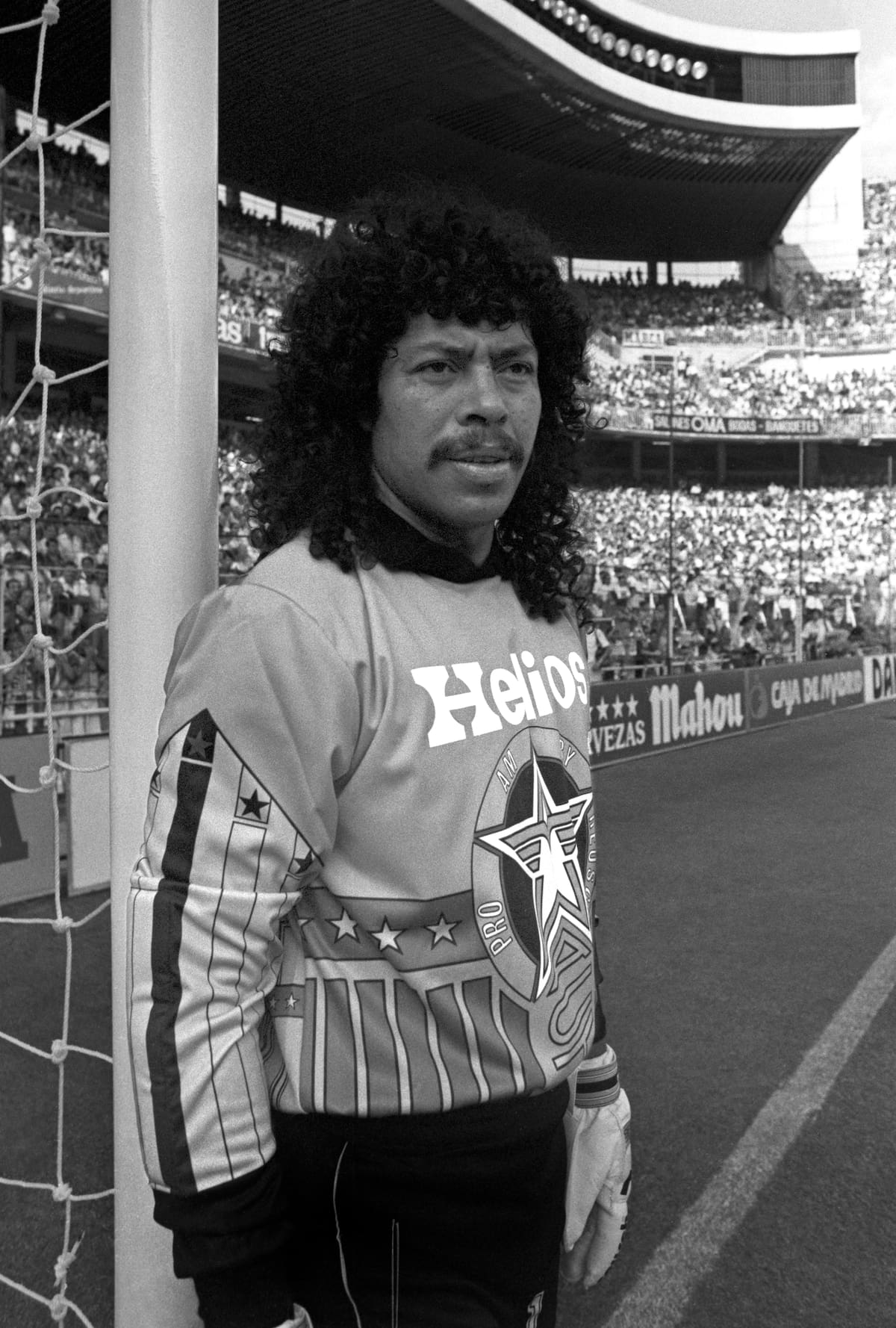 El guardameta colombiano René Higuita posa junto a una porteria antes del comienzo del partido disputado por el Real Madrid y el Real Valladolid en el estadio Santiago Bernabéu, de Madrid. //Foto: EFE.