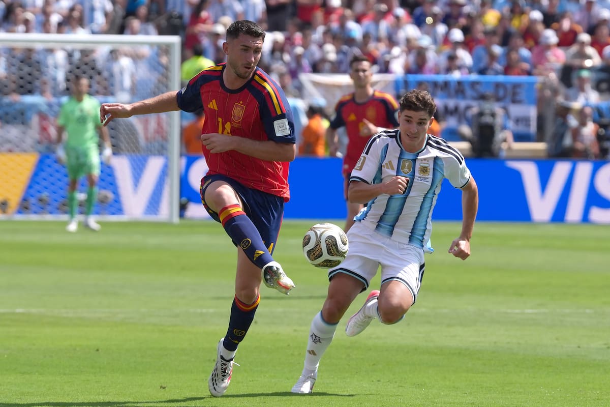 Aymeric Laporte (i) de España disputa el balón con Julián Álvarez de Argentina en el partido de la final del Mundial en el estadio MetLife en Nueva Jersey. //Foto, EFE: Ángel Colmenares
