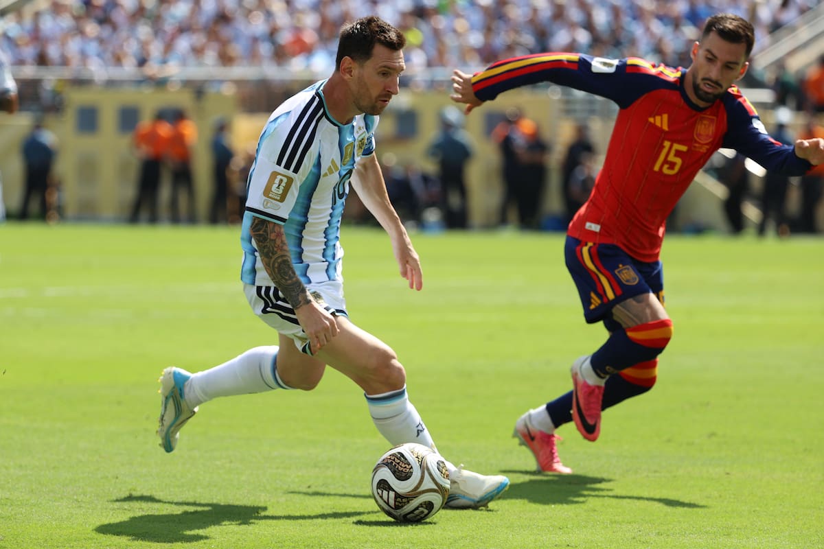 El argentino Lionel Messi (10) controla el balón cerca del español Alex Baena (15) durante la final de la Copa del Mundo de fútbol entre España y Argentina en East Rutherford, Nueva Jersey. //Foto, AP: Pamela Smith