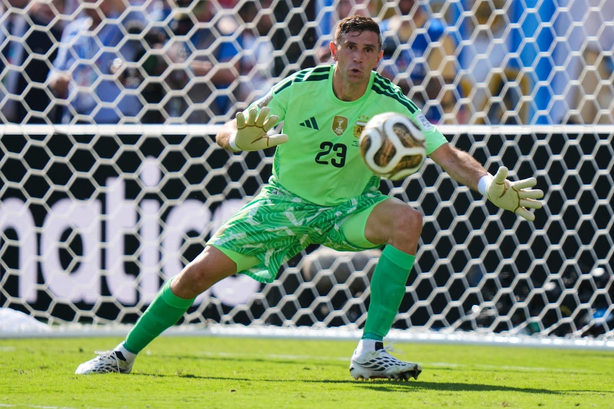 El portero argentino Emiliano Martínez (23) sigue la trayectoria del balón para realizar una atajada durante la final de la Copa del Mundo de fútbol entre España y Argentina en East Rutherford, Nueva Jersey. //Foto, AP: Frank Franklin II